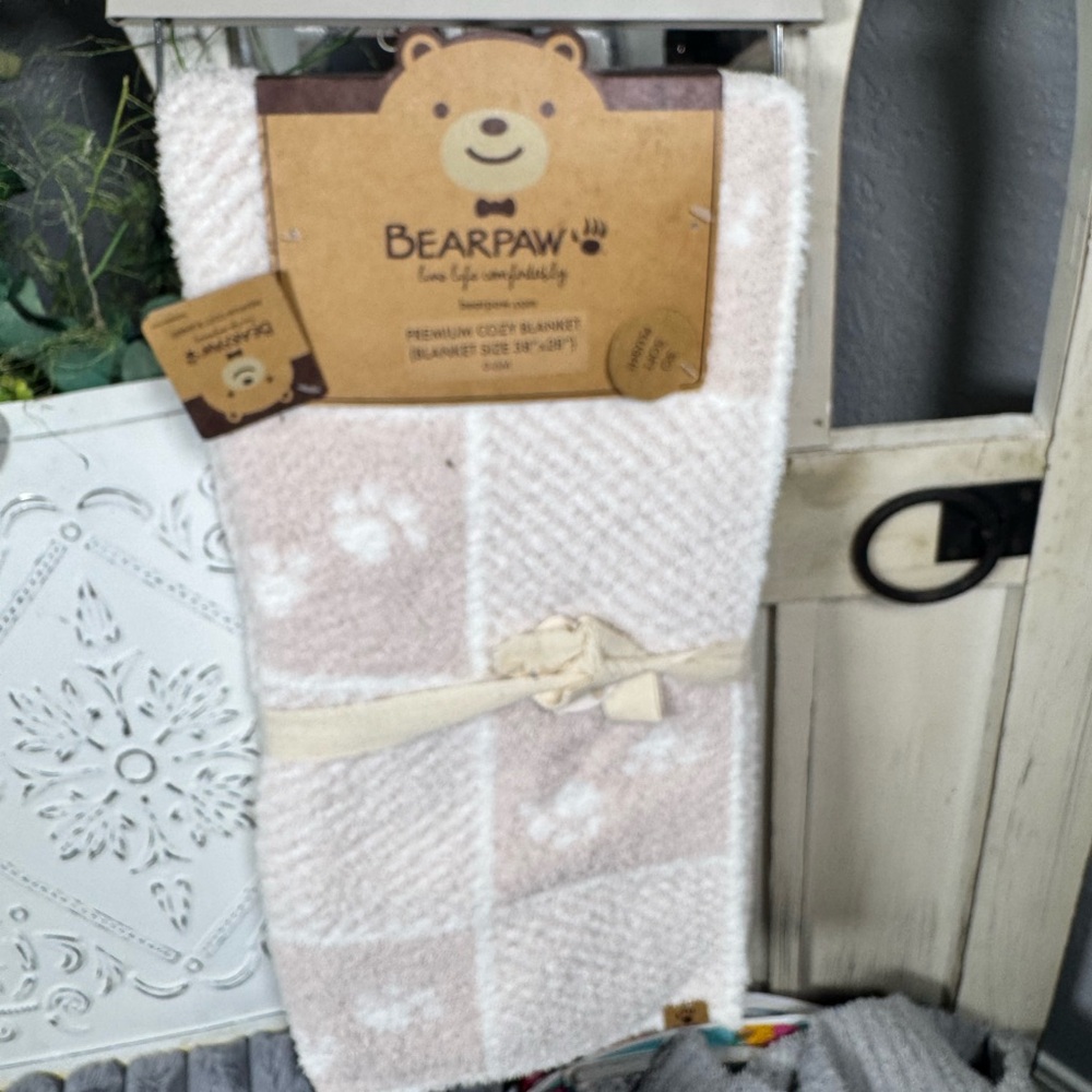 BearPaw Soft Plush Blanket - Cream and Tan - Picture 2 of 2